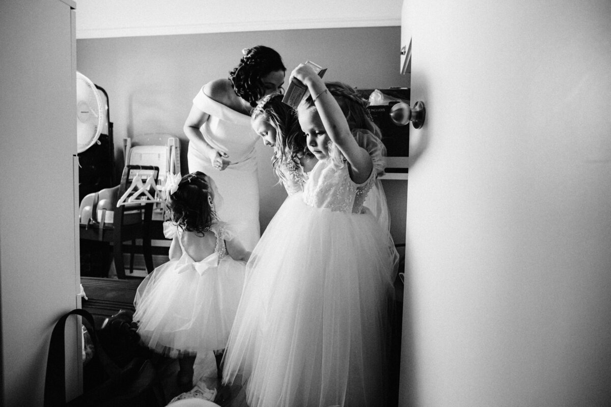 little-girls-getting-ready-for-a-wedding-in-baie-comeau-1