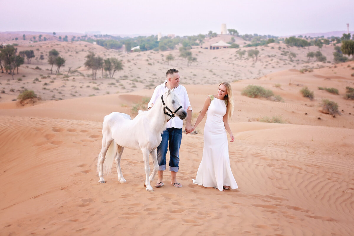 Couple in the sand dunes with horse|Romantic photo session in Vancouver Island|Yuliia Terziian Photography