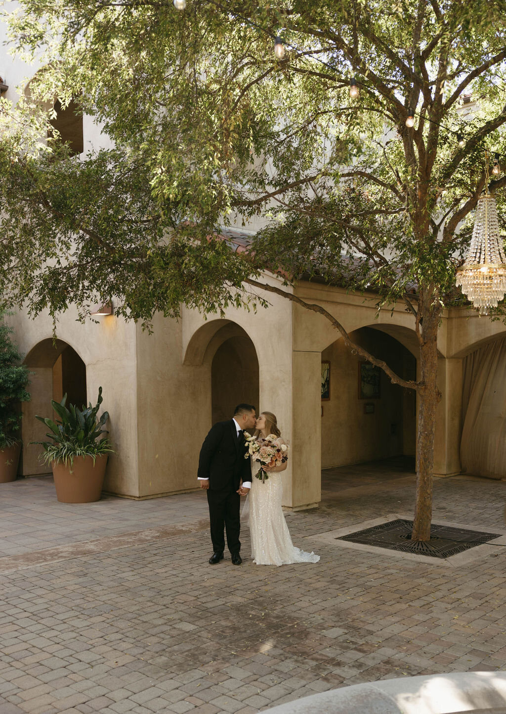 pretty-palm-leaf-event-co-molly-and-rodrigo-wedding-in-serra-plaza-13