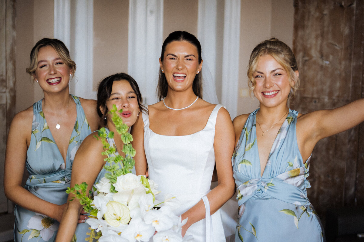 bride-with-bridesmaids-getting-ready-room-france21