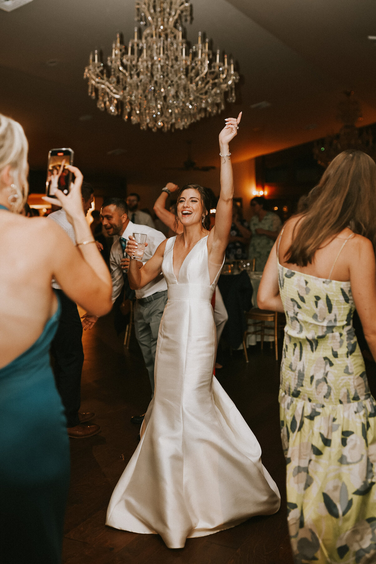 bride-dancing-on-the-dance-floor-connecituct-wedding