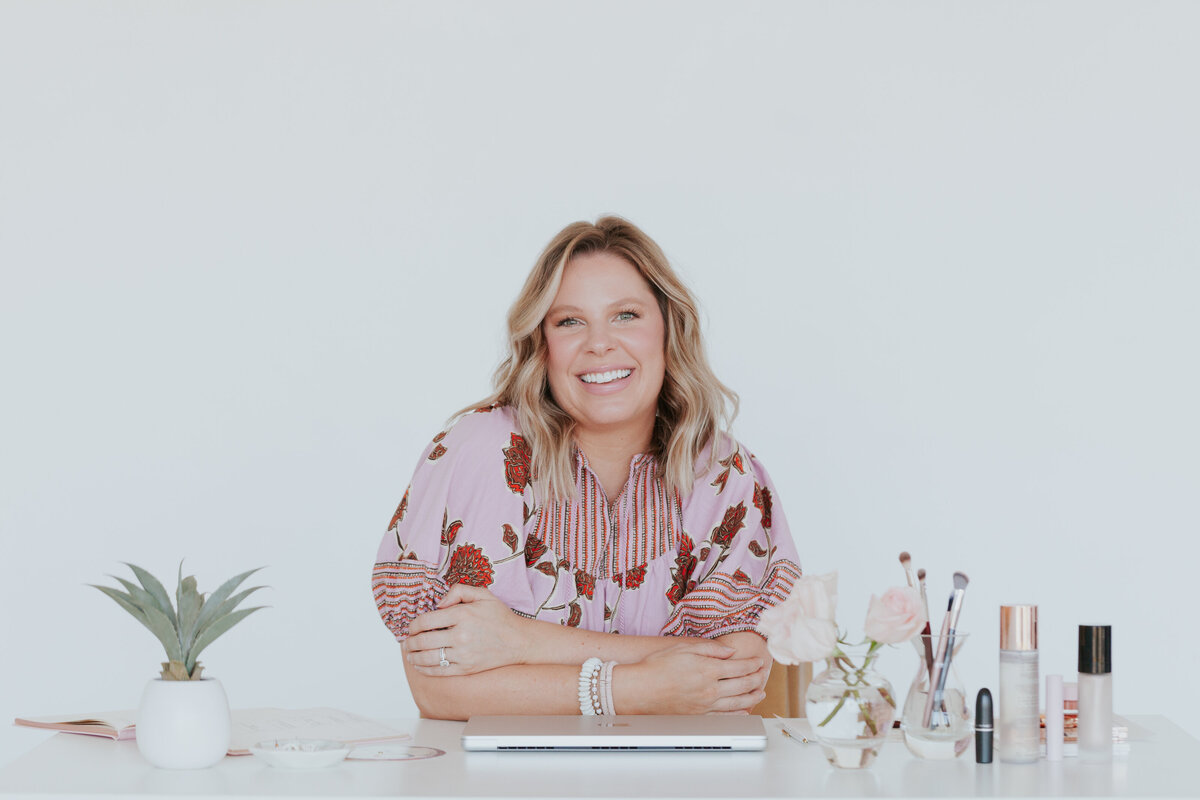 makeup-artist-business-photo-at-desk-laptop-makeup-products-for-brand-session-the-frame-charlotte