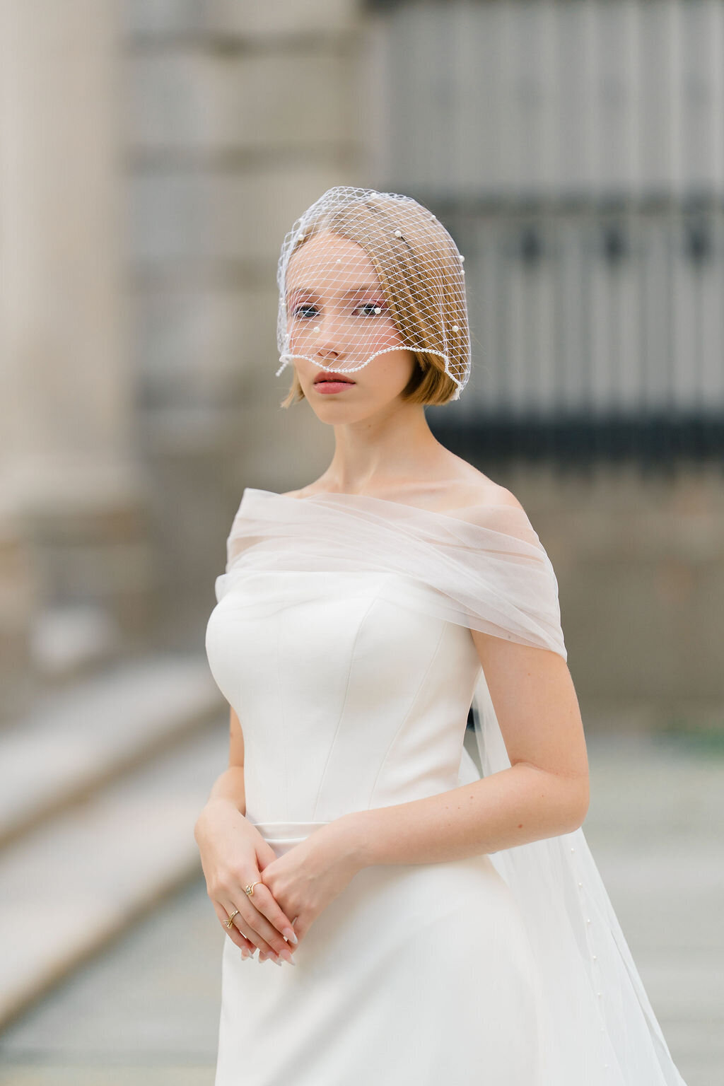 Chic birdcage bridal veil offering a modern twist on old Hollywood glamour
