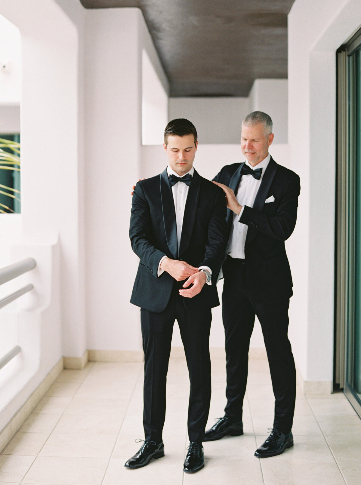 Zoe&Brody_FloraFarmsWedding_GroomGettingReady-17