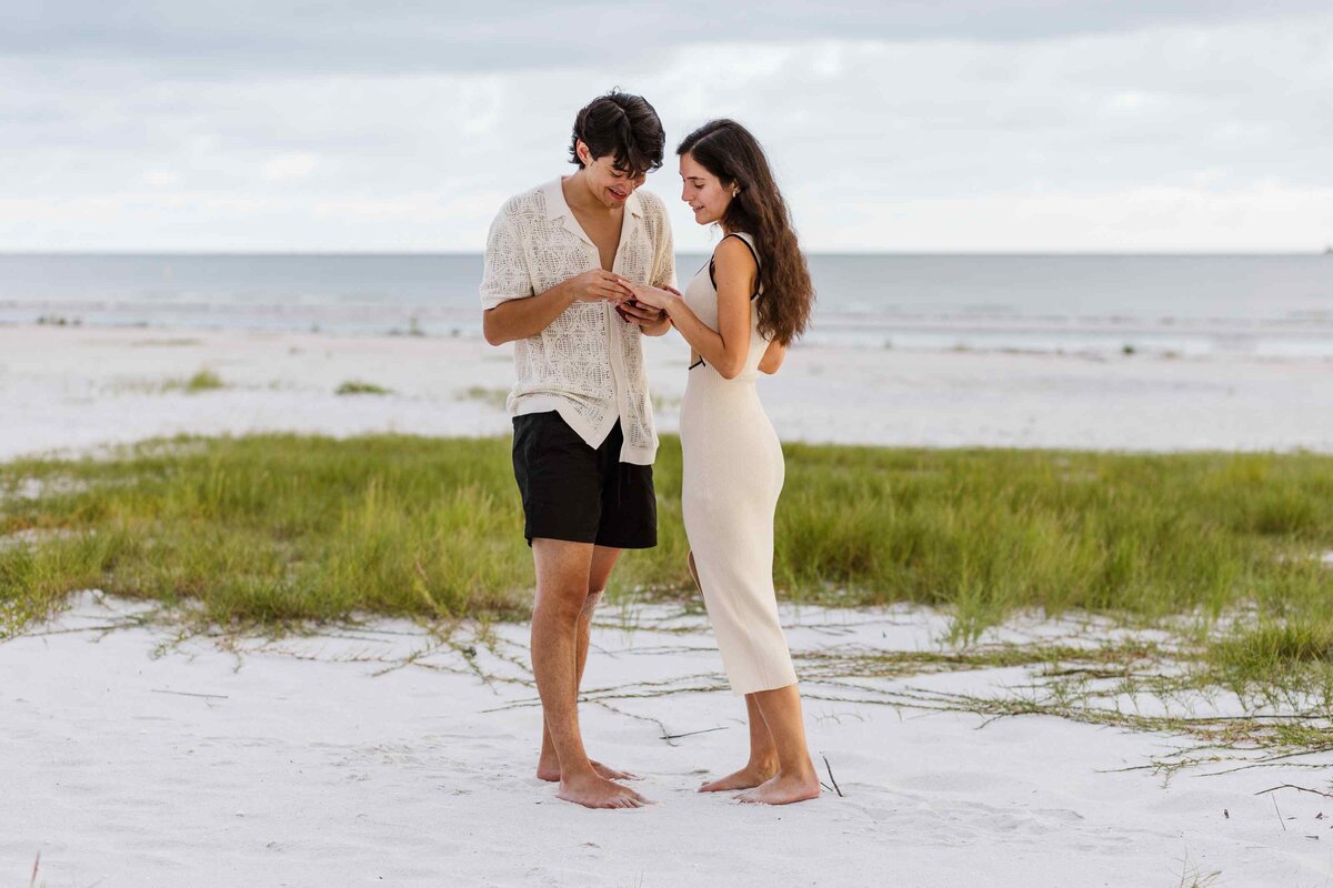 7-man-gives-fiance-ring