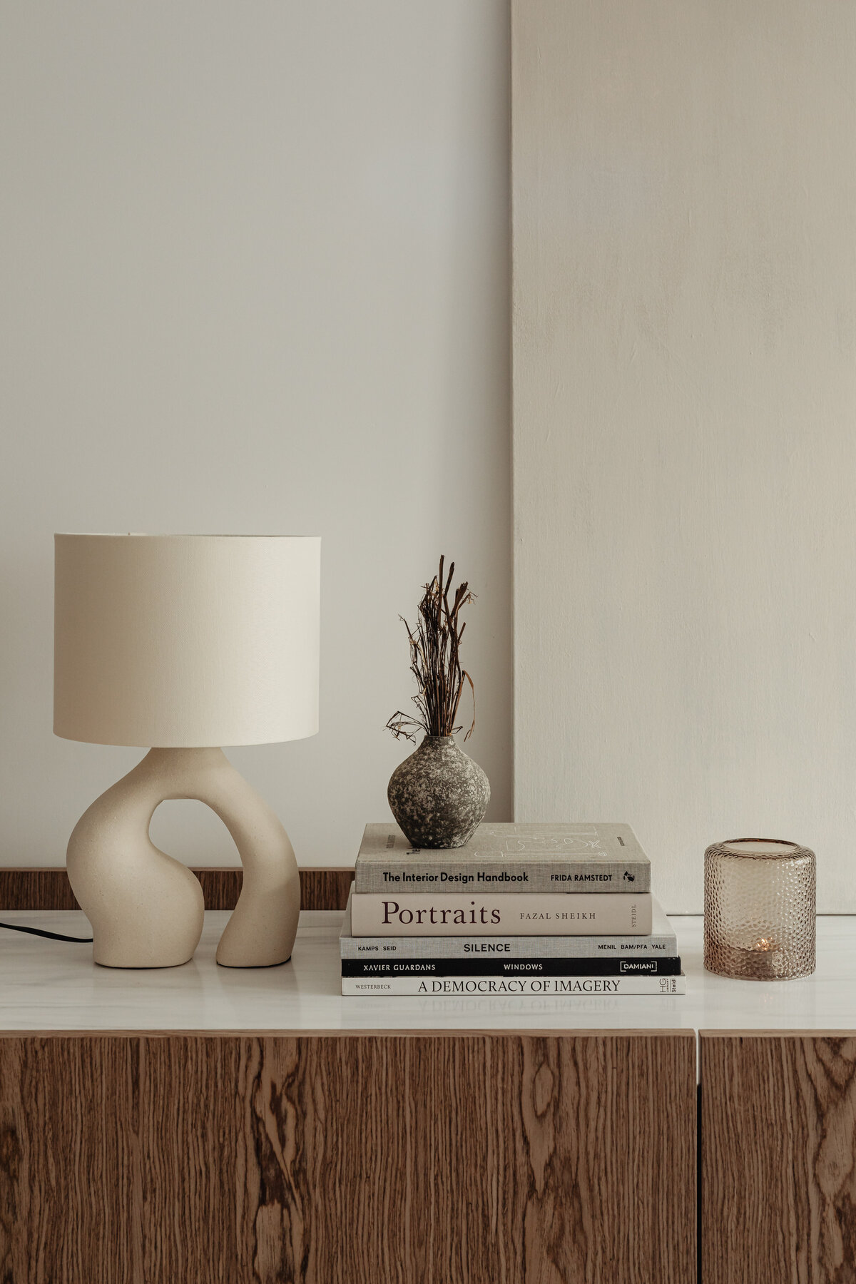 kaboompics_ceramic-lamp-styled-on-a-commode-with-a-stone-top-28398