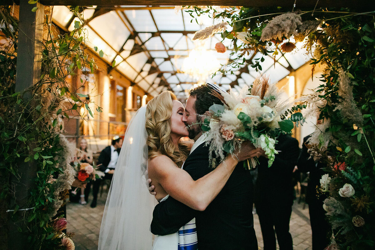 First-Kiss-Chicago-Wedding-Ceremony