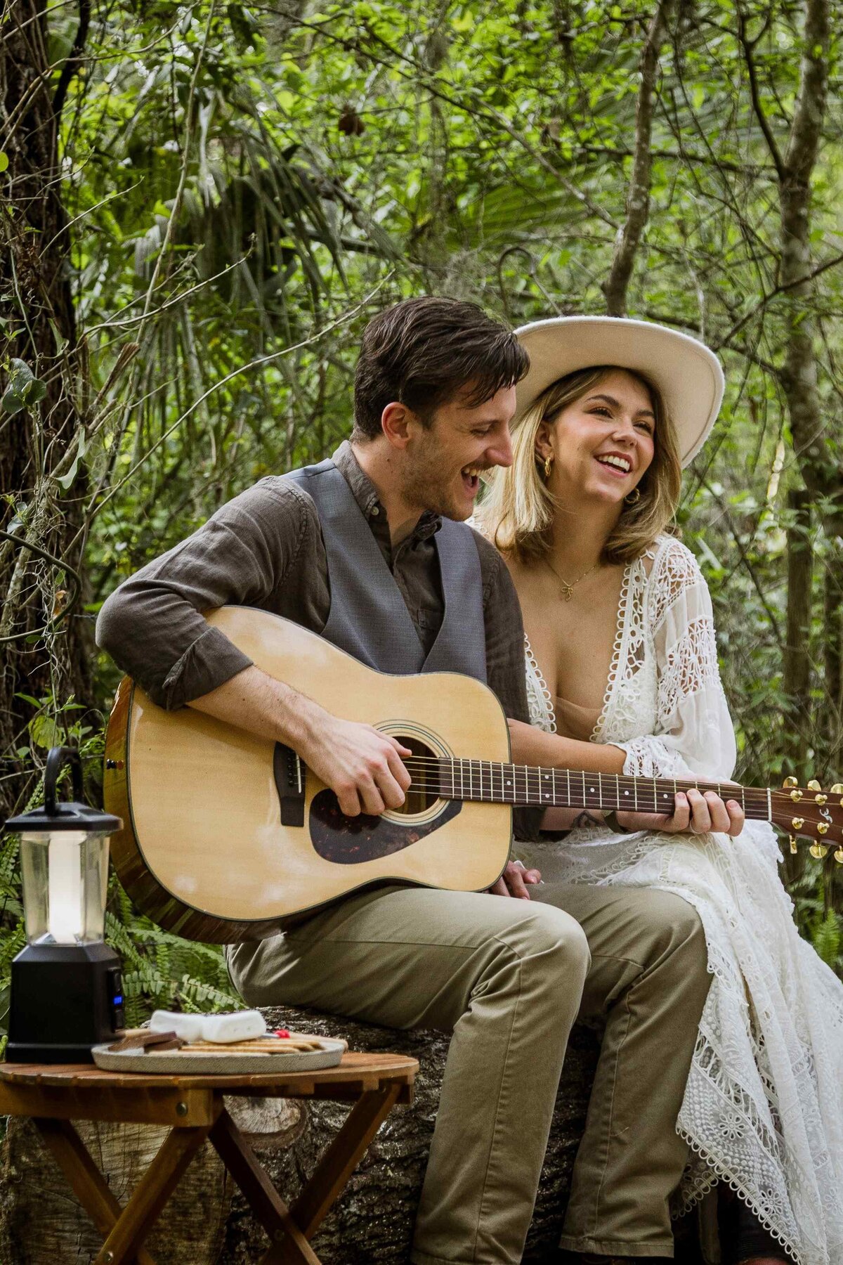 69-groom-playing-guitar-for-bride