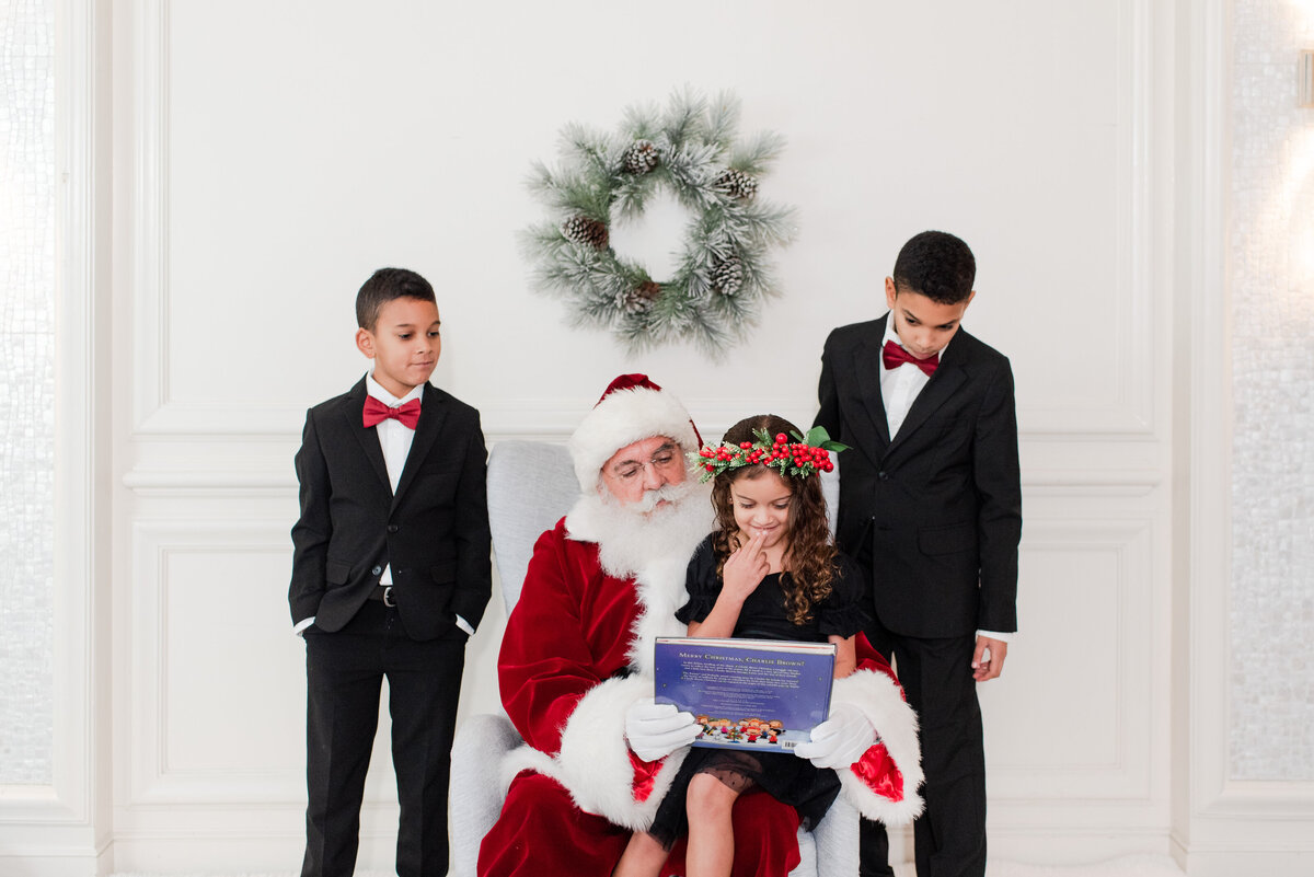 Gallery-2022_11-05 Christmas Minis with Santa Vargas Family M Suarez Photography 7MSuarezPhotography