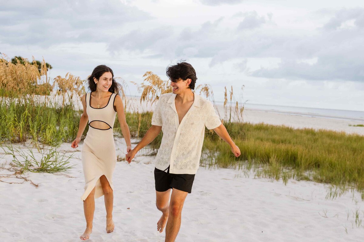 12-couple-runs-on-beach