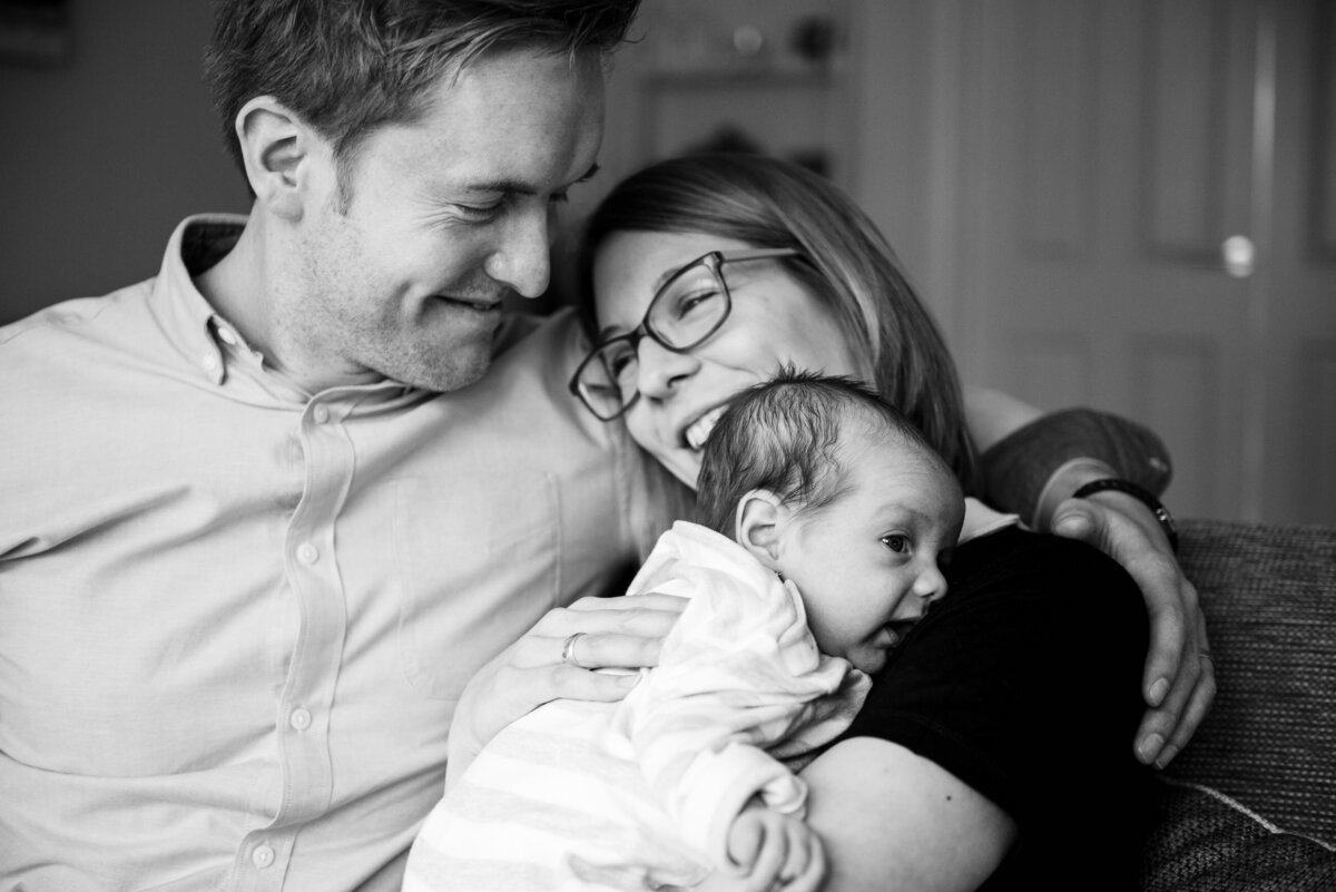 newborn-baby-relaxed-lifestyle-natural-family-photography-145