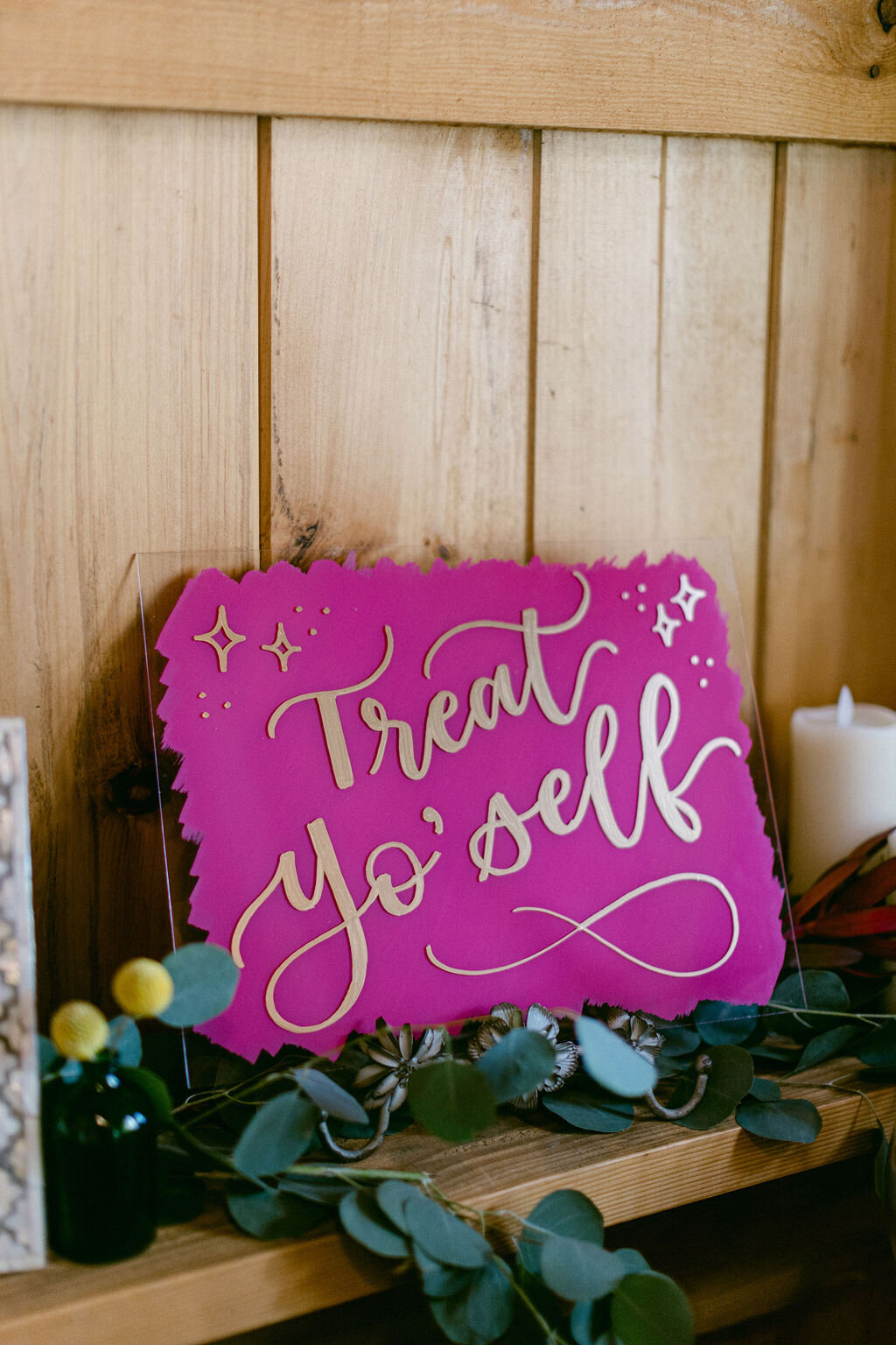 hot-pink-dessert-sign-wedding