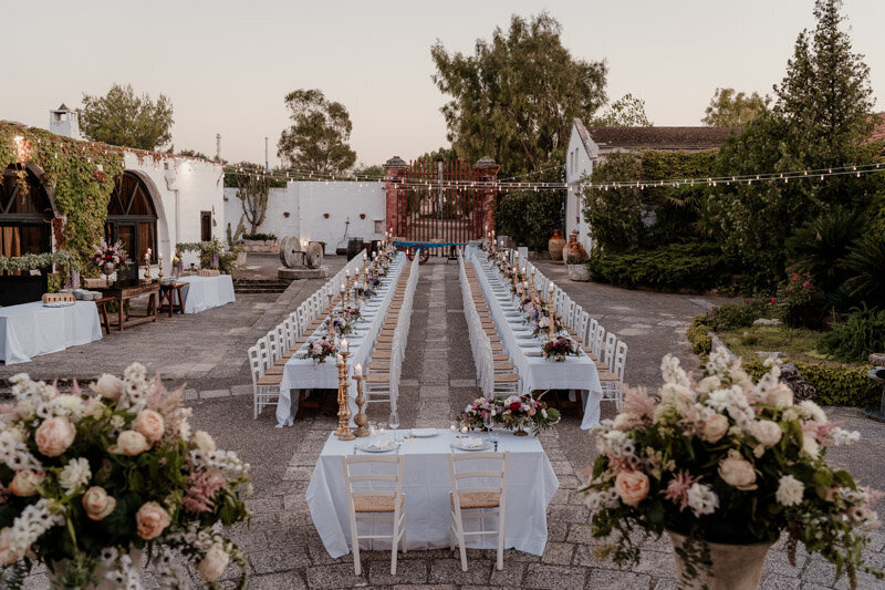 Vue de la magnifique table du diner face à la Masseria Spina dans les Pouilles, en Italie.
