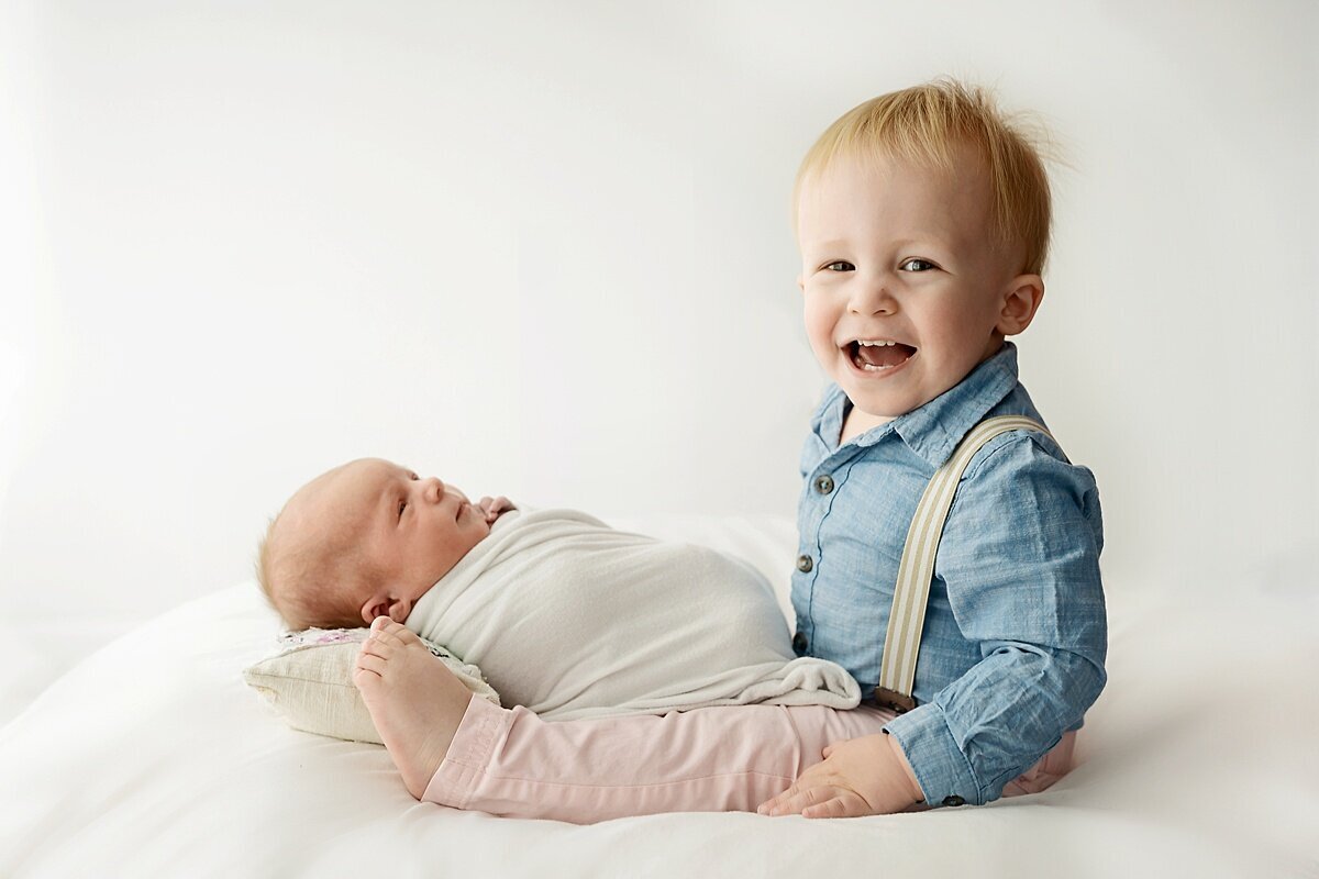 sibling and newborn photos