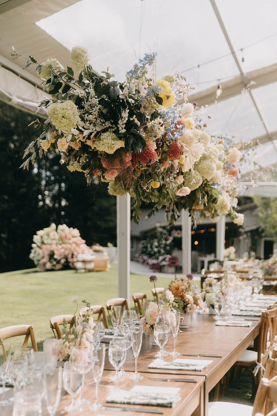 45.elegant-wedding-tablescape-with-flowers