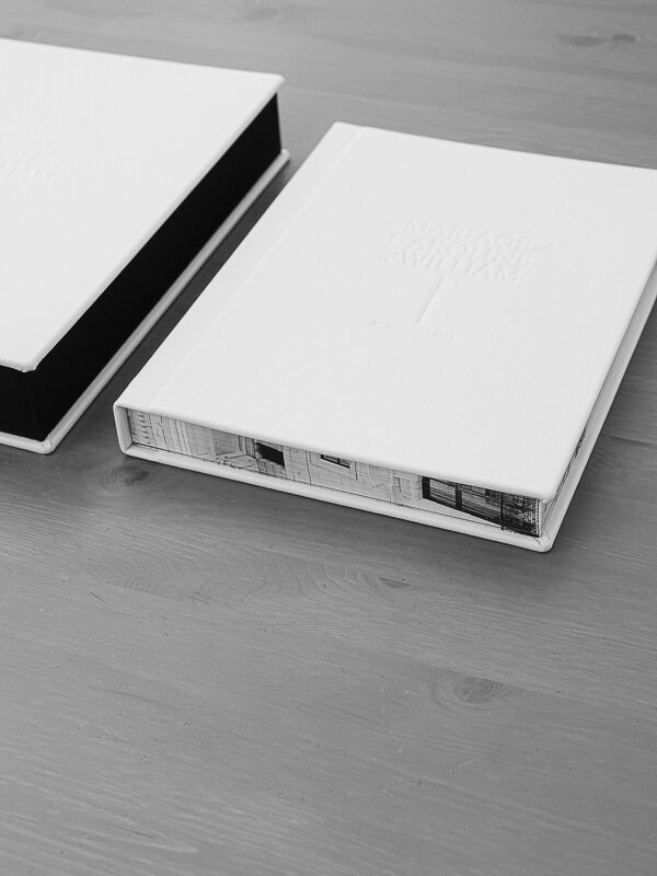 Photographe de mariage proposant des albums photo haut de gamme faits main.