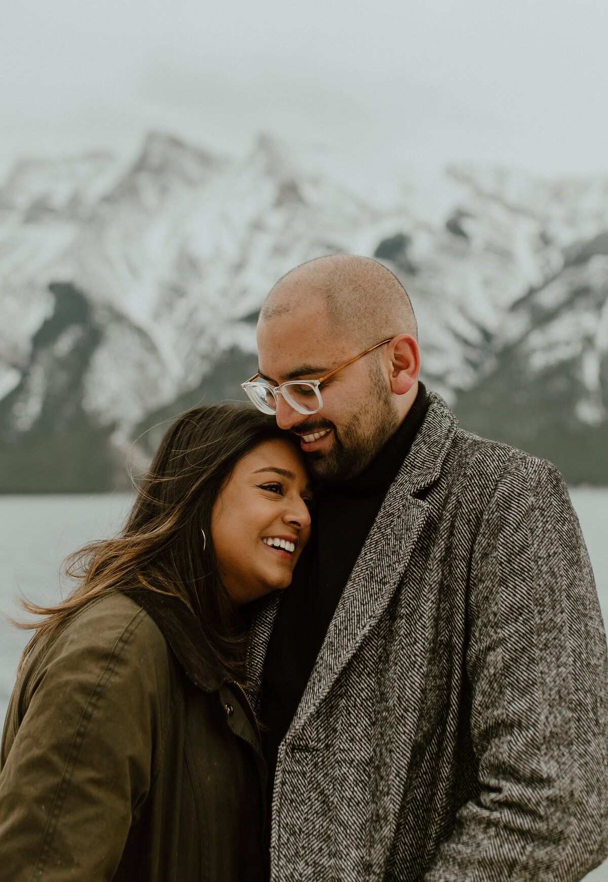 winter engagment session at Lake Minnewanka