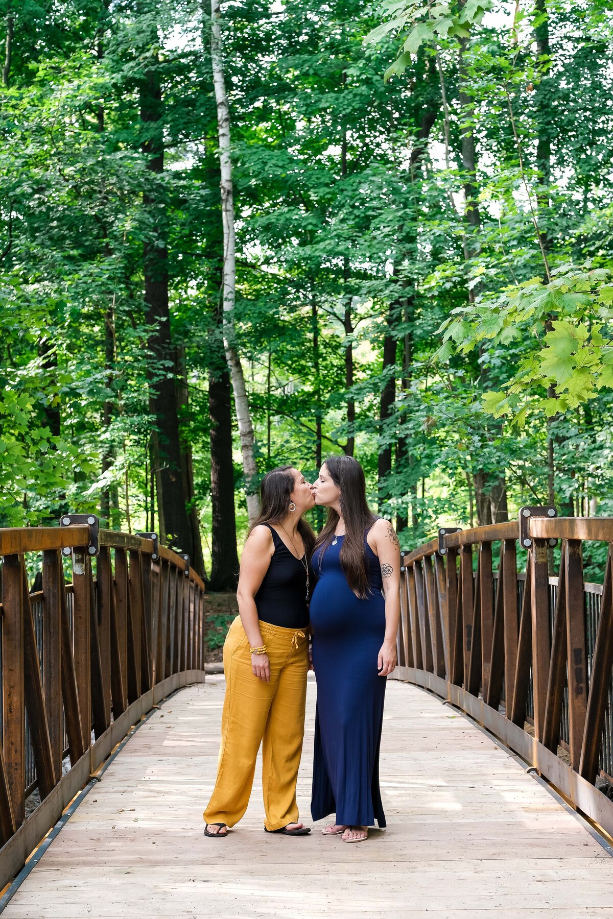Etobicoke maternity shoot on bridge