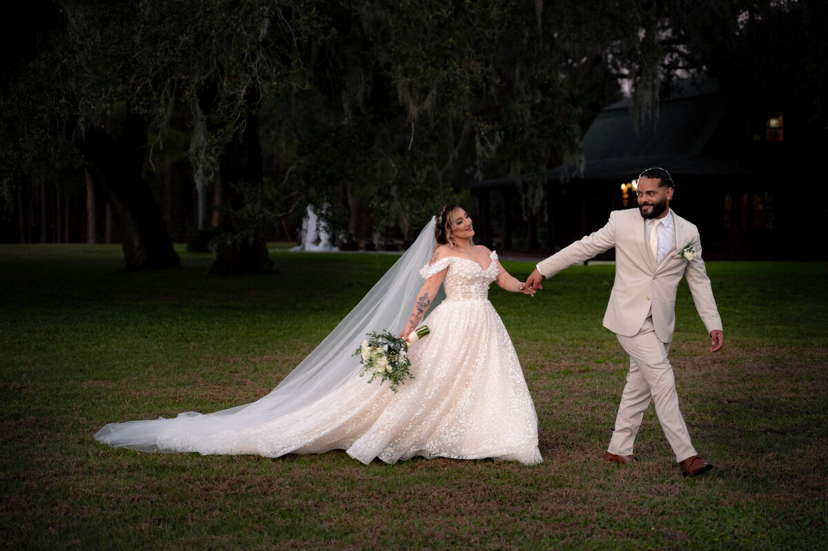 Orlando based Wedding and engagement photo studio