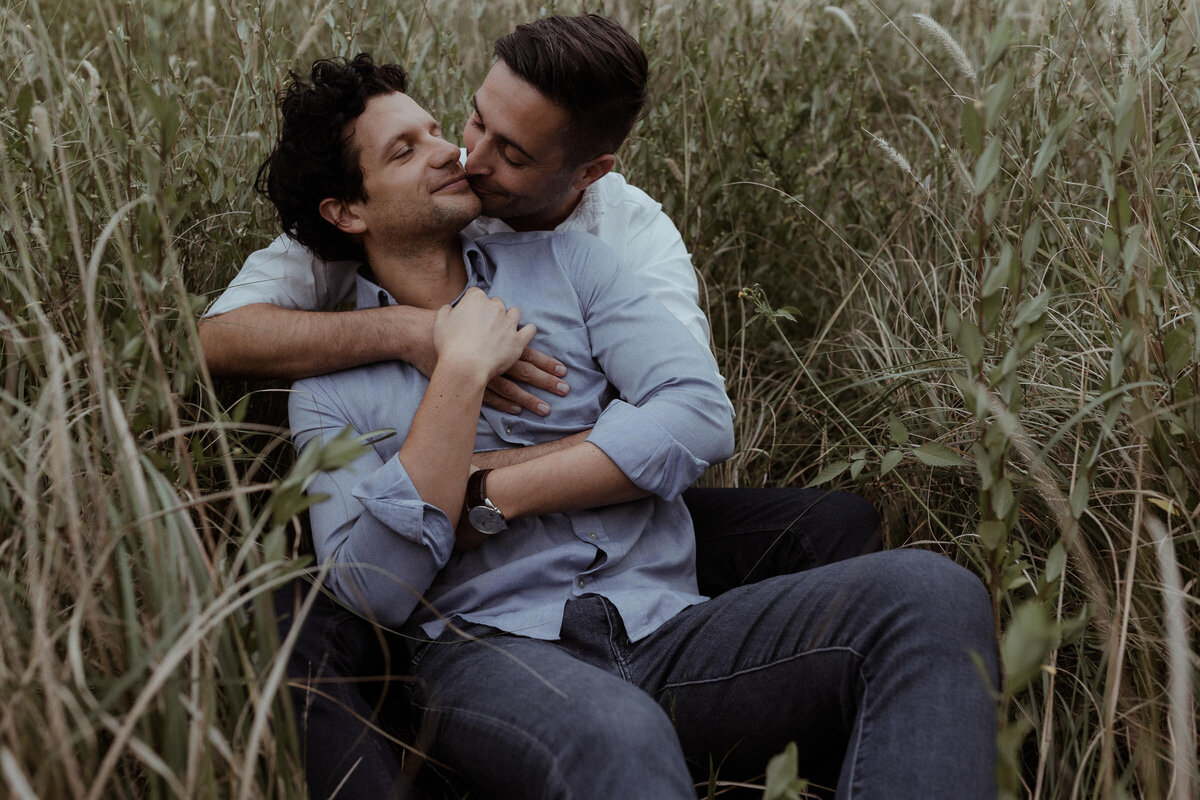 lgbtq-couple-anniversary-session-in-the-countryside-39