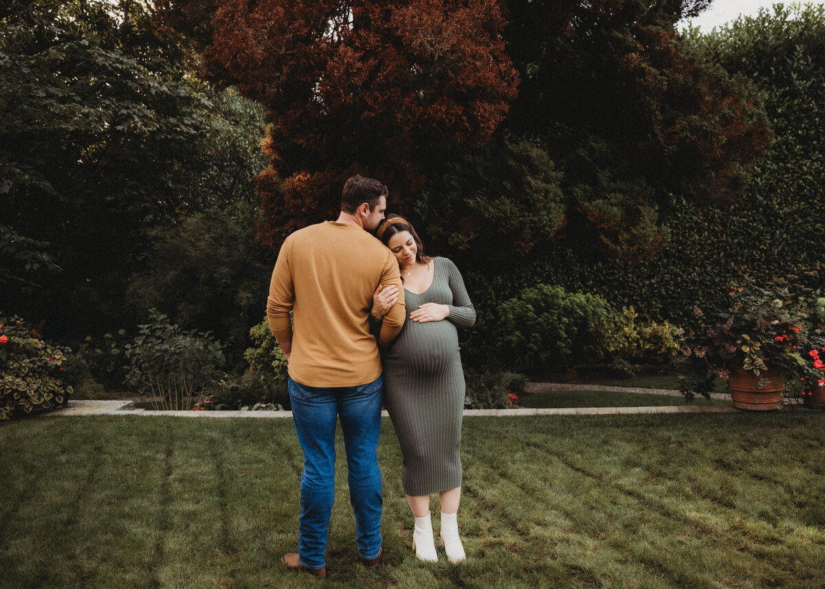 couple expecting baby fall colors
