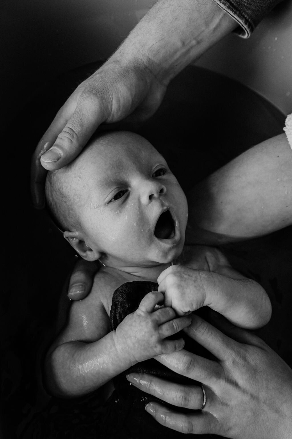 Newborn baby in badje tijdens een newbornshoot in Noord-Nederland