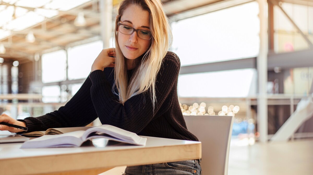 beautiful-blonde-female-student-studying-and-making-notes_t20_W7N7bm (1)