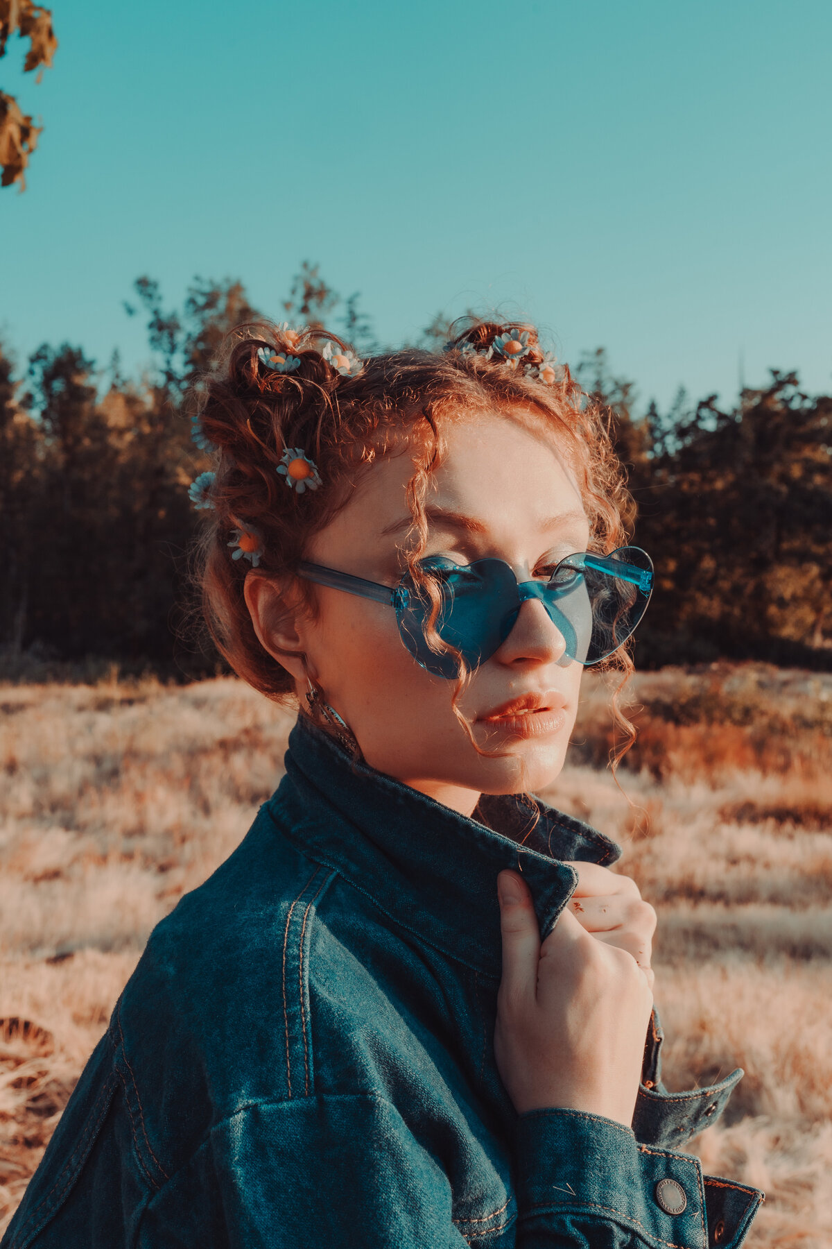 Fashion-forward creative with blue shades in a golden field – editorial outdoor brand session by Mewphotovideo