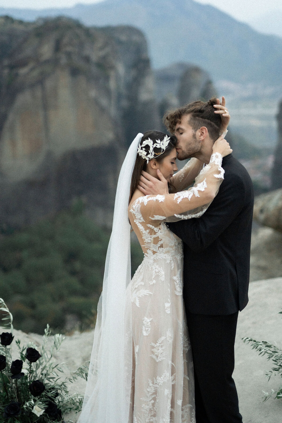 271-Meteora-Kalabaka-Greece-Inspriation-Loves-Story Elopement-Cinematic-Romance-Destination-Wedding-Editorial-Luxury-Fine-Art-Lisa-Vigliotta-Photography