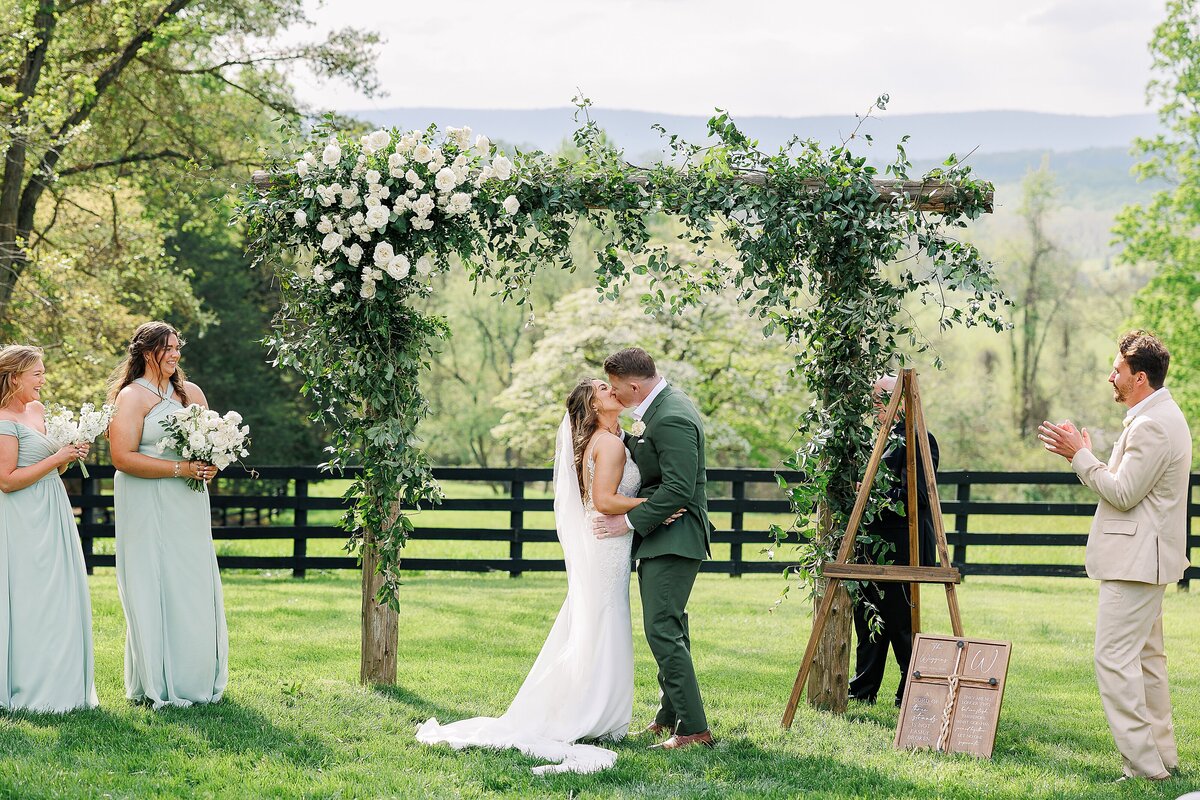 oak-barn-at-loyalty-wedding-rebecca-dotson-photography_0028