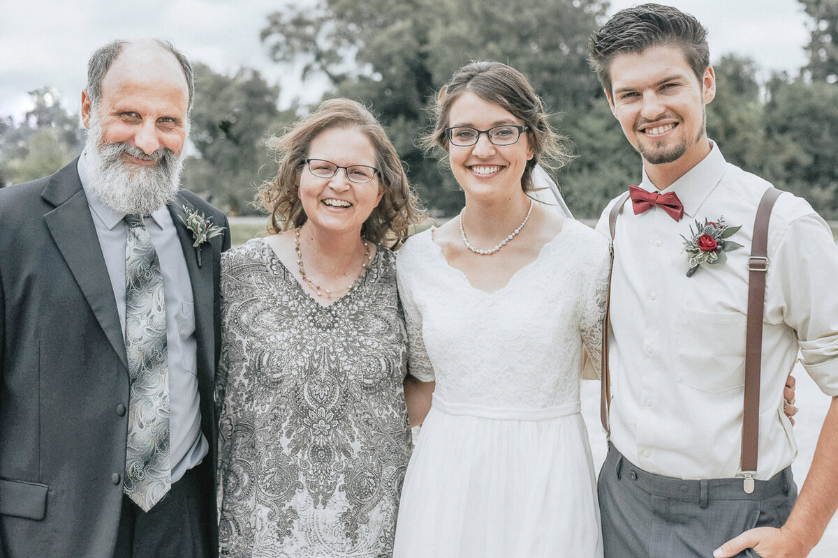 wedding family | Iowa wedding photographer | Iowa Photographer | Playlife | Cedar Rapids | Iowa City | Kalona | Alaynna Ann Schwartz-7