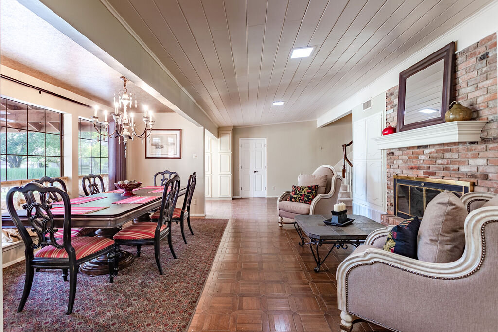 Dining room with table for six and additional comfortable seating in this 5-bedroom, 4-bathroom vacation rental house for 16+ guests with pool, free wifi, guesthouse and game room just 20 minutes away from downtown Waco, TX.