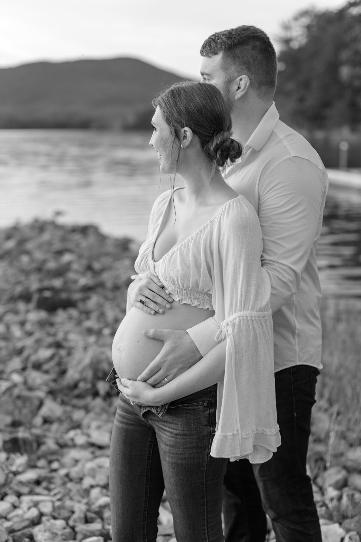 Documentary-Maternity-Session-at-Carvins-Cove-RJ-121