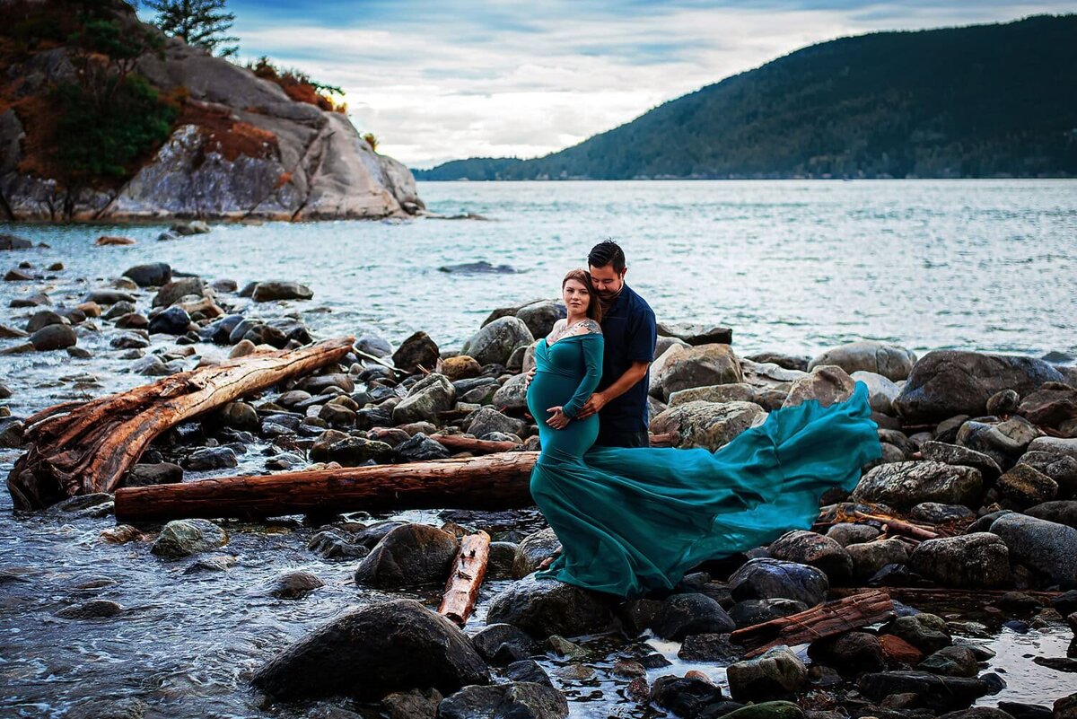 outdoor-maternity-photography_vancouver-fraser-valley_whytecliff-park-ocean-water-teal-dress-couple