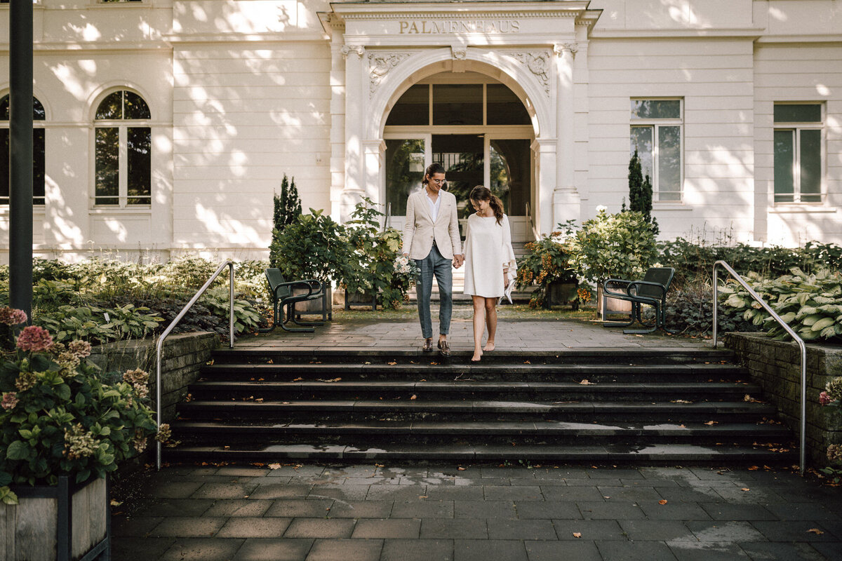 Brautpaar vor Gebäude in Palmengarten in Frankfurt