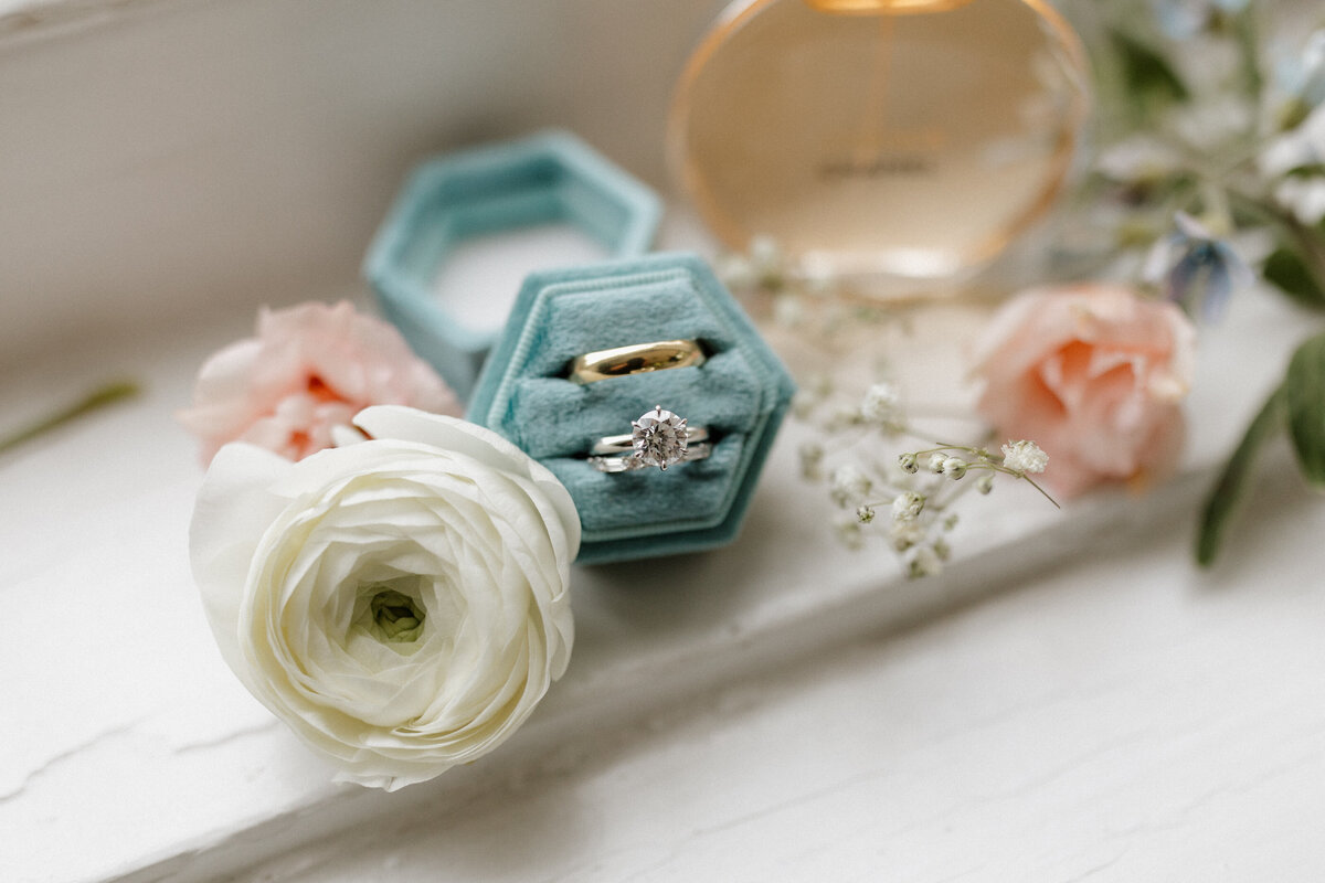 Indianapolis wedding photographer detail shot rings