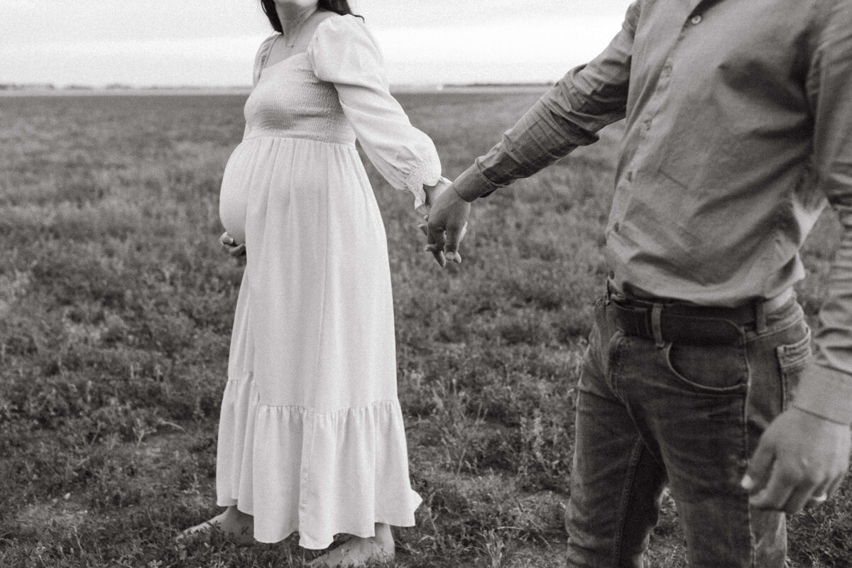 smith-center-kansas-maternity-session-with-the-wandering-9