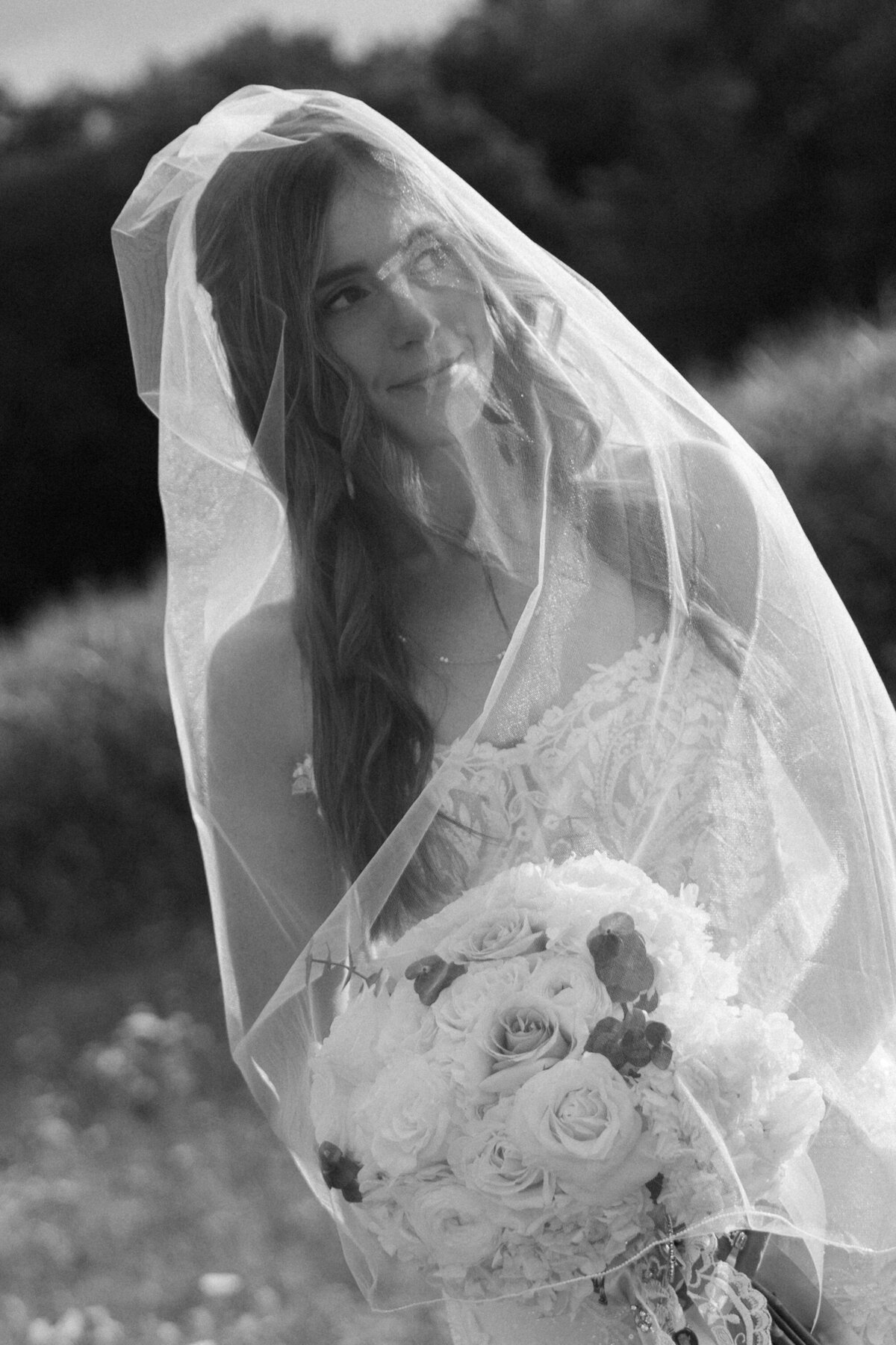 bridal-veil-portrait-with-bouquet-black-and-white