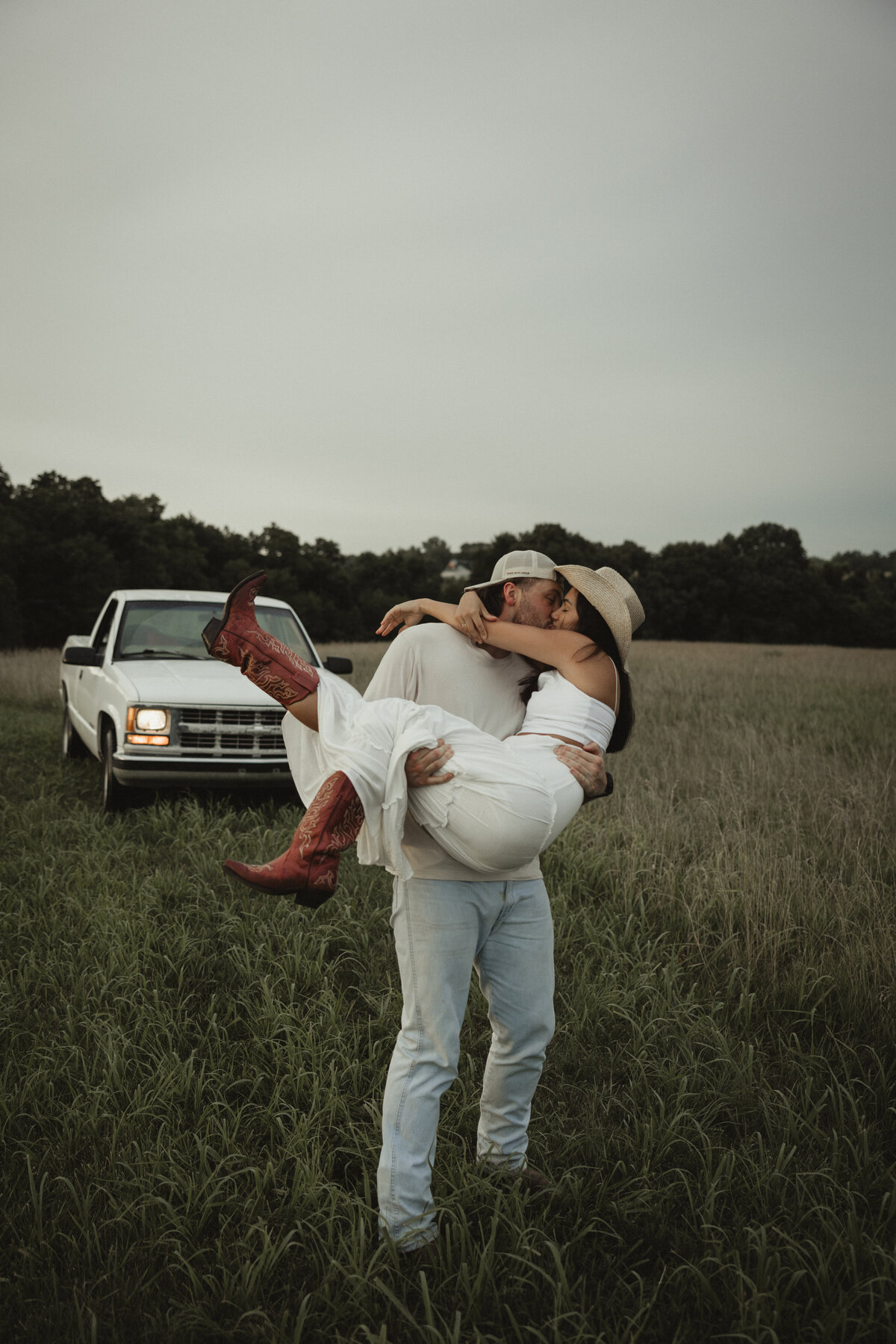Wildflowercouplessessionwithtruck_emilyarwinephoto-118