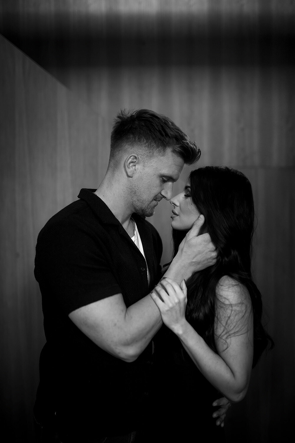 krasna_zena_a_muz_tesne_pred_polibkem