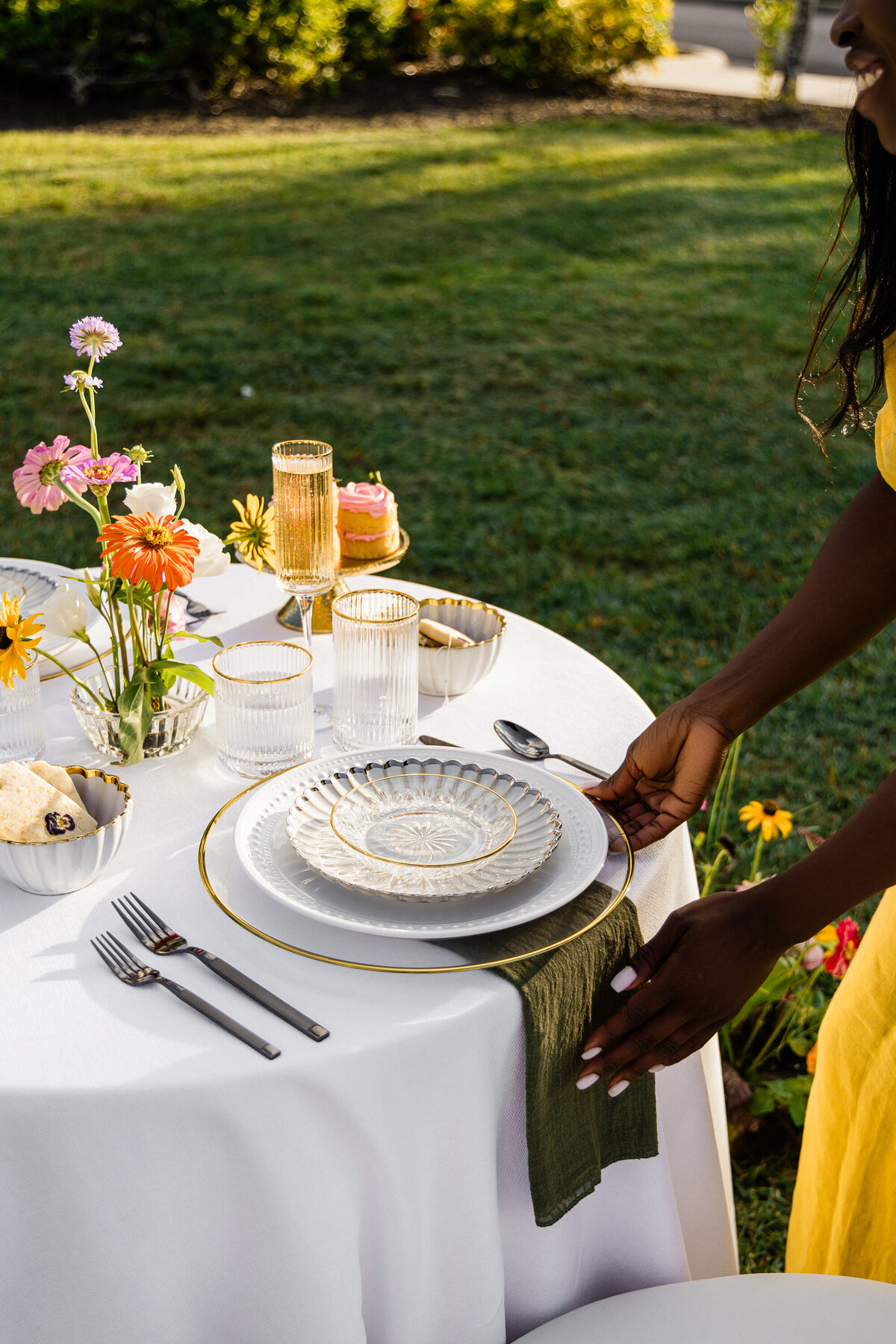 designer fixing place setting 