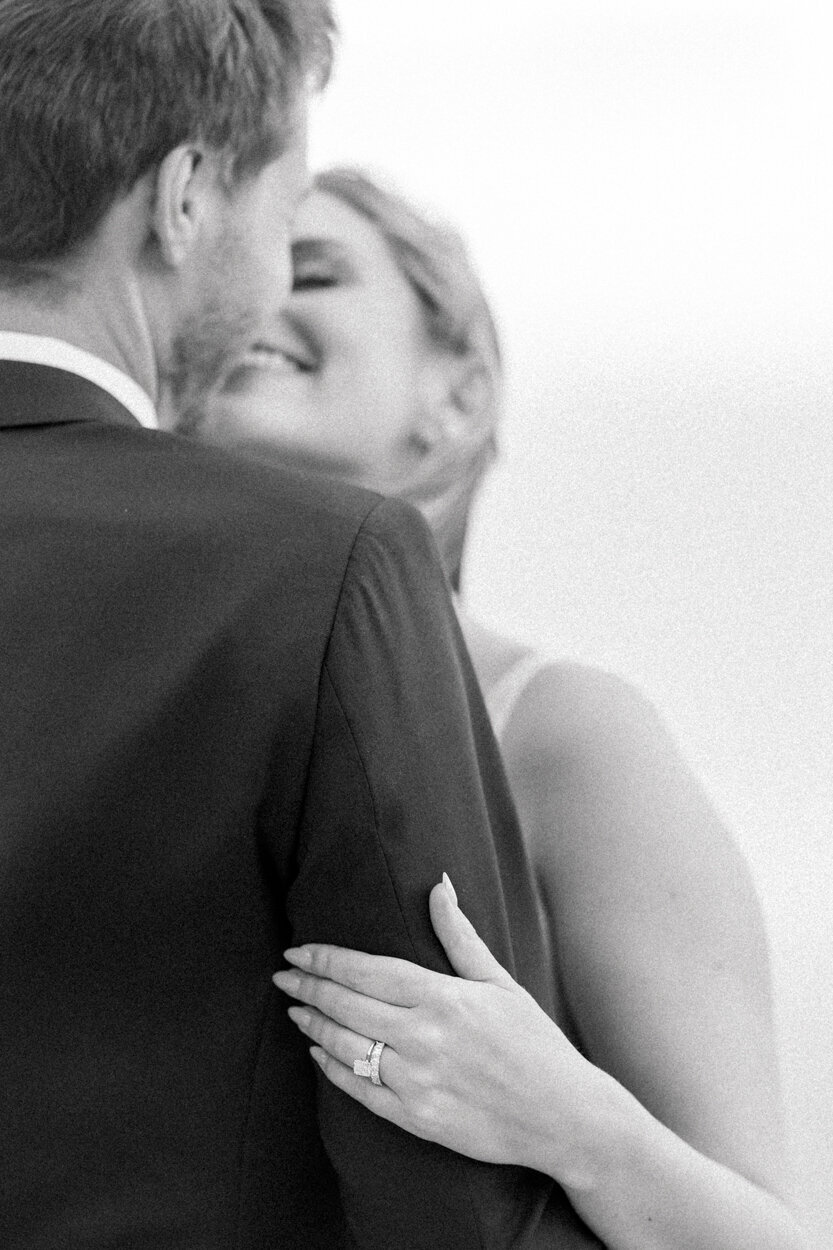 couple kissing in black and white
