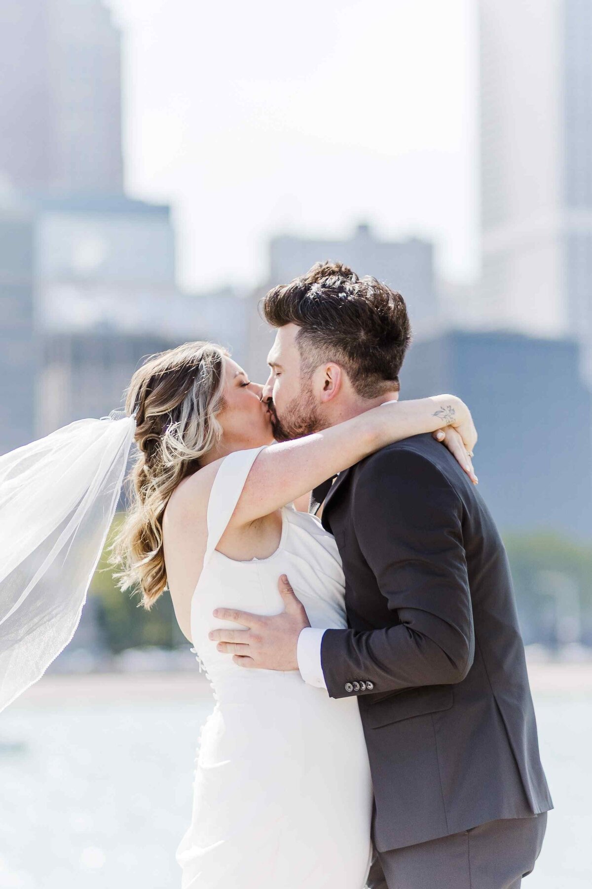 38-bride-groom-first-kiss