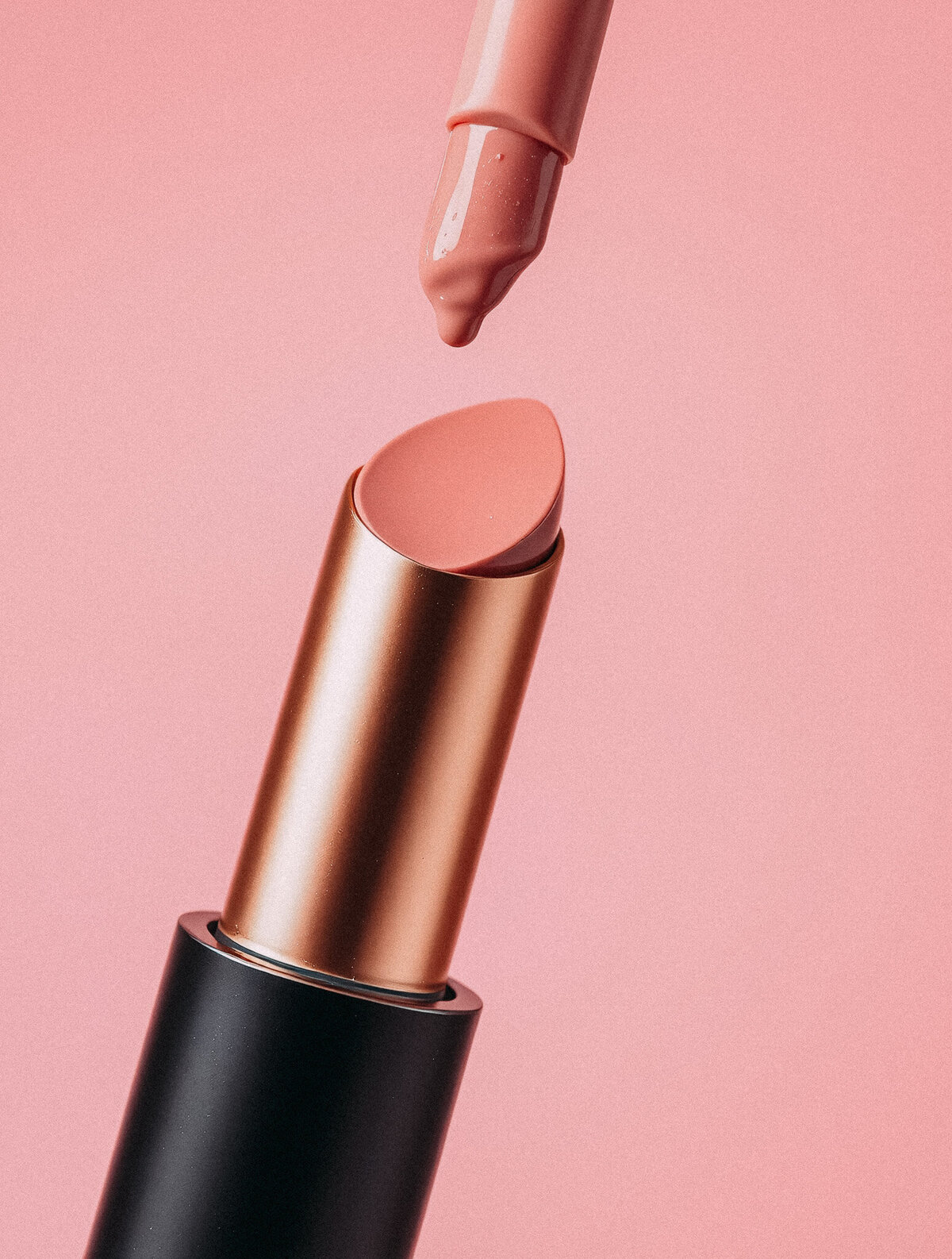 lipstick-and-lip-gloss-close-up-_mvvl