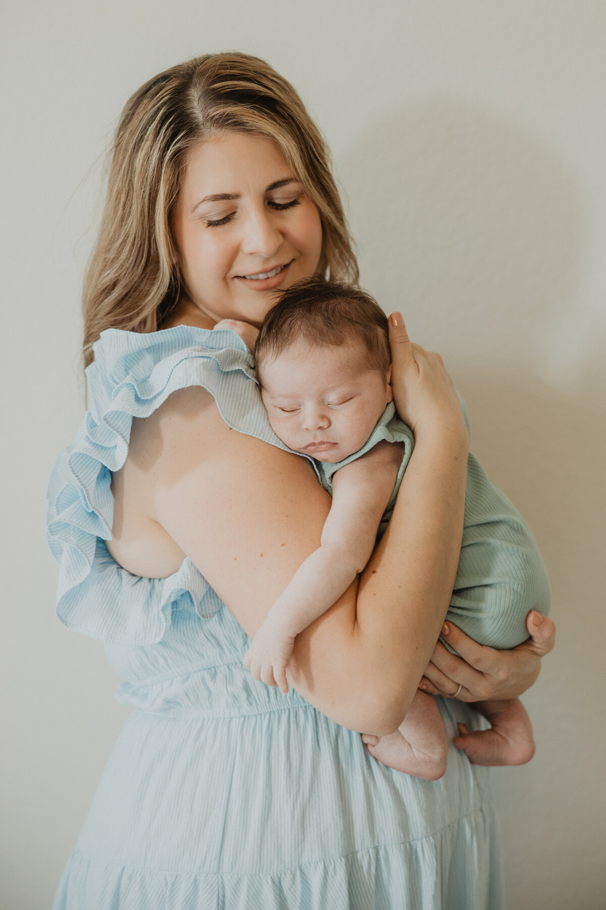 mom-holds-chubby-newborn