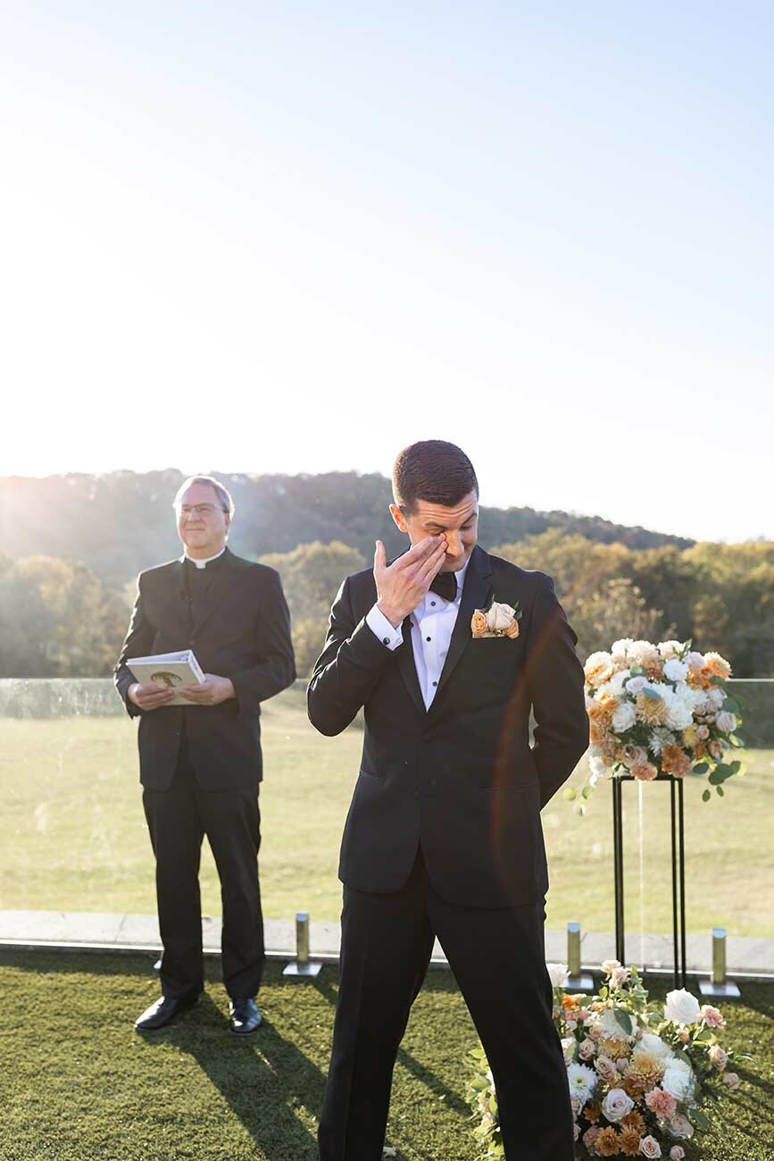 grooms-emotional-reaction-to-seeing-bride-walk-down-aisle