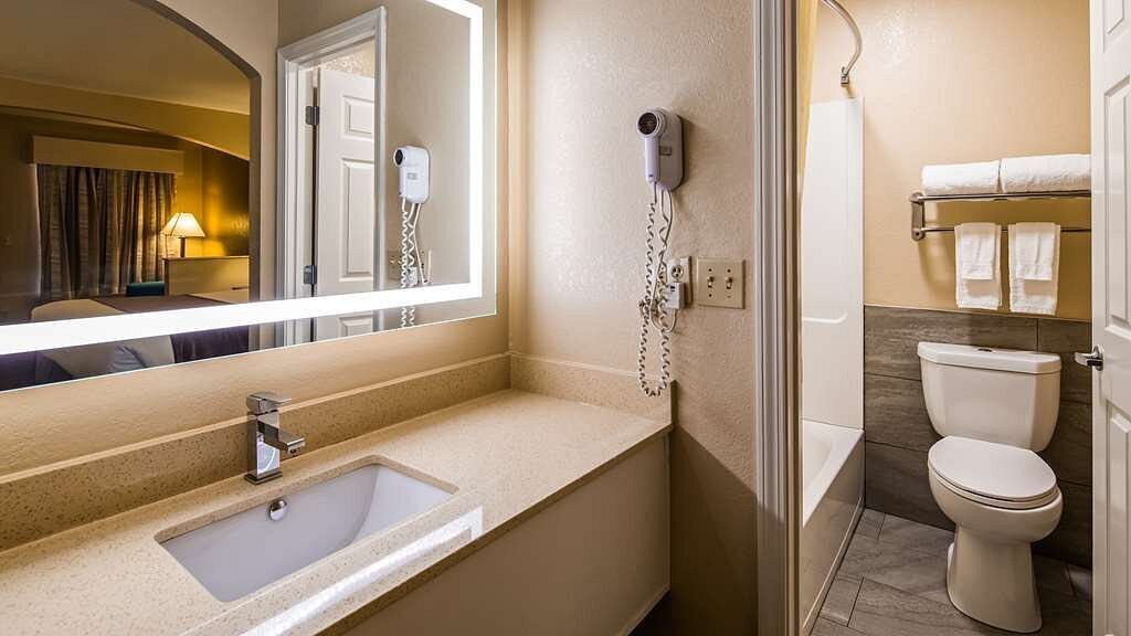 Best Western Catalina Inn - Hotel Guest Bathroom