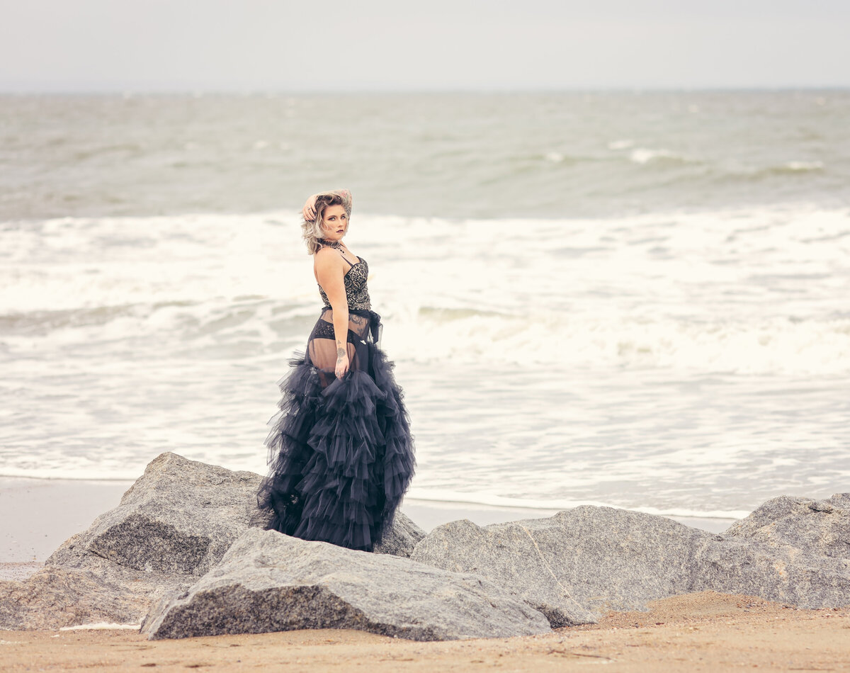 savannah-glamour-black-tulle-dress-portraits-on-the-beach-02