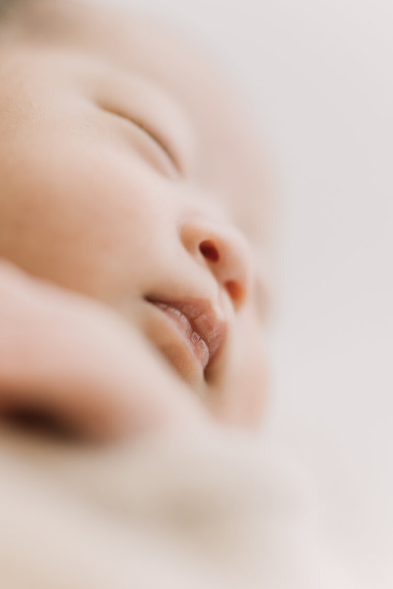 新生児の赤ちゃんが眠っている唇が可愛いニューボーンフォト