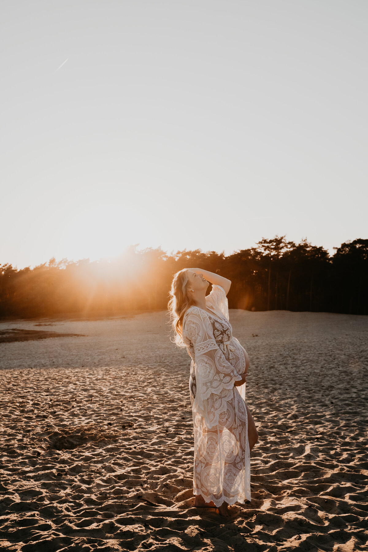 zwangerschapsshoot met zonsondergang in Overijssel
